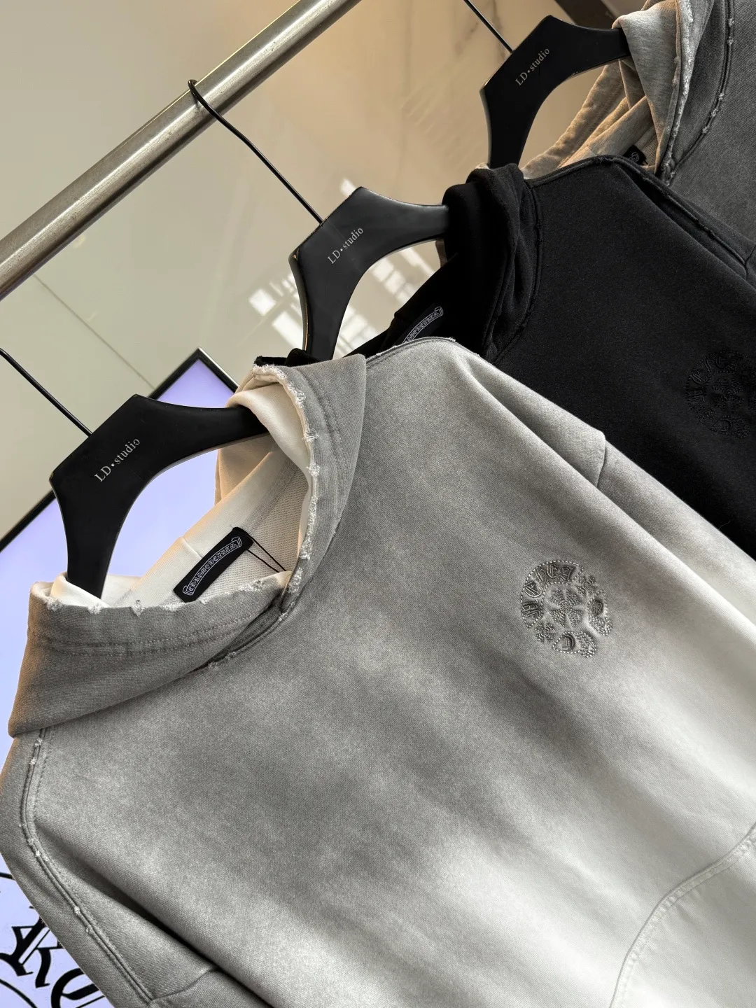 P330 🔥🔥🔥 𝗖𝗵𝗿𝗼𝗺𝗲 𝗛𝗲𝗮𝗿𝘁𝘀/Cro Heart 2025 Cross Patch Embroidery Summer New Original Single Counter American Acid Washed Distressed Laser Burnt Patch Embroidery Couple Casual Hooded Sweatshirt 👑The highest version! Customized fabric 440g tripe terry fabric! American acid-washed and distressed original fabric laser burnt ✟appliqué embroidery and exquisite embroidery of letters! The best-selling model at the counter. It is very comfortable to wear. It is low-key yet luxurious. It is very classy when worn. The large size and tailoring are needless to say. The upper body is exquisite and vivid. 👍High-end first-class materials. A truly palace-level product. The cotton from Turkey is of outstanding quality. After heavy washing, the clothes are very soft! Not picky, the upper body is absolutely stylish and extremely luxurious. Auxiliary materials: The original model has been authenticated and labeled ➕100% silk washed with water label. Genuine purchase-grade original hangtag➕matching hanging rope➕3D hanging beads➕original packaging bag. Craftsmanship: The original version has consistent wiring! The highest version of the armhole matching technique! Countless times of pattern making to 100% restore the original appearance! The correct version is the same for men and women, super eye-catching, super good-looking, and super atmospheric! Color: White Black Royal Blue Size: XS-L